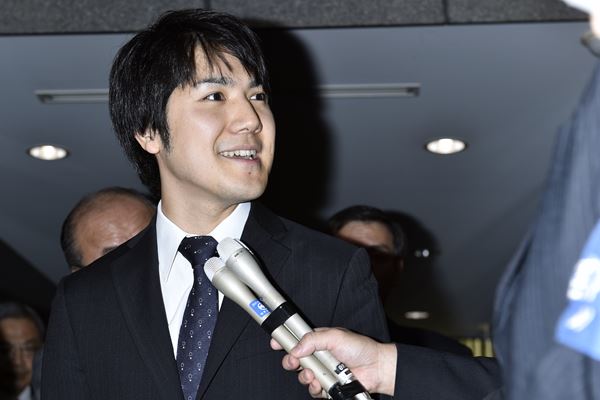 小室圭さん イメチェンにSNS騒然…半年前に見せていた“ロン毛化の前兆” | 女性自身