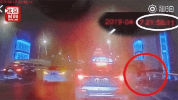 차에서 부모에게 꾸중 듣다가 뛰쳐나가 뛰어내린 학생