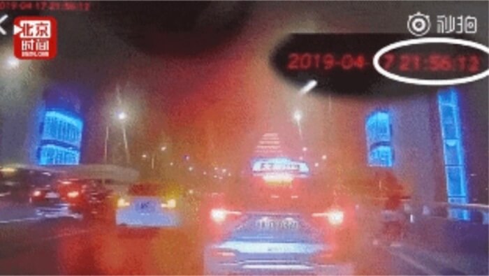 차에서 부모에게 꾸중 듣다가 뛰쳐나가 뛰어내린 학생