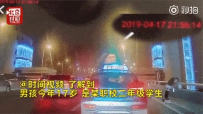 차에서 부모에게 꾸중 듣다가 뛰쳐나가 뛰어내린 학생