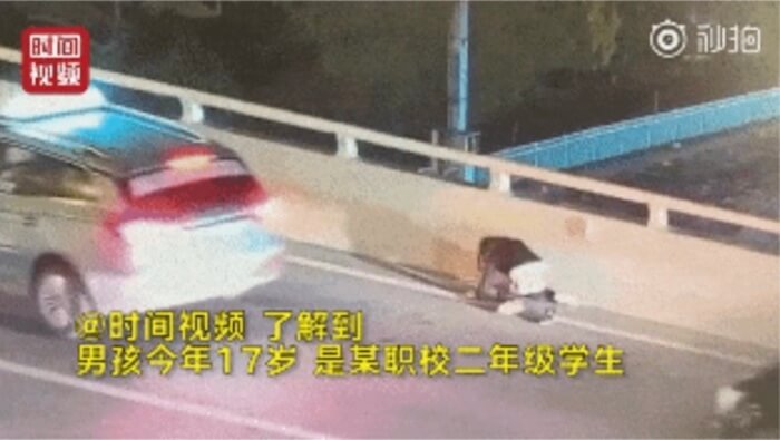 차에서 부모에게 꾸중 듣다가 뛰쳐나가 뛰어내린 학생