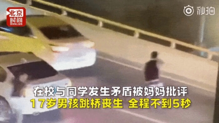차에서 부모에게 꾸중 듣다가 뛰쳐나가 뛰어내린 학생