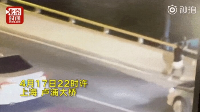 차에서 부모에게 꾸중 듣다가 뛰쳐나가 뛰어내린 학생