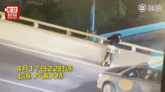차에서 부모에게 꾸중 듣다가 뛰쳐나가 뛰어내린 학생