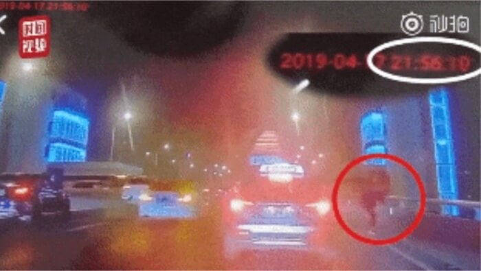 차에서 부모에게 꾸중 듣다가 뛰쳐나가 뛰어내린 학생