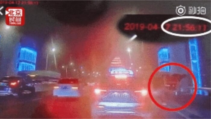 차에서 부모에게 꾸중 듣다가 뛰쳐나가 뛰어내린 학생