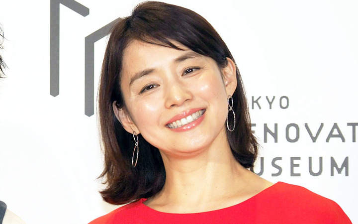 石田ゆり子：おへそチラ見せ、デニムのモノクロショット 水川あさみも「こりゃ綺麗」と絶賛 - 毎日キレイ