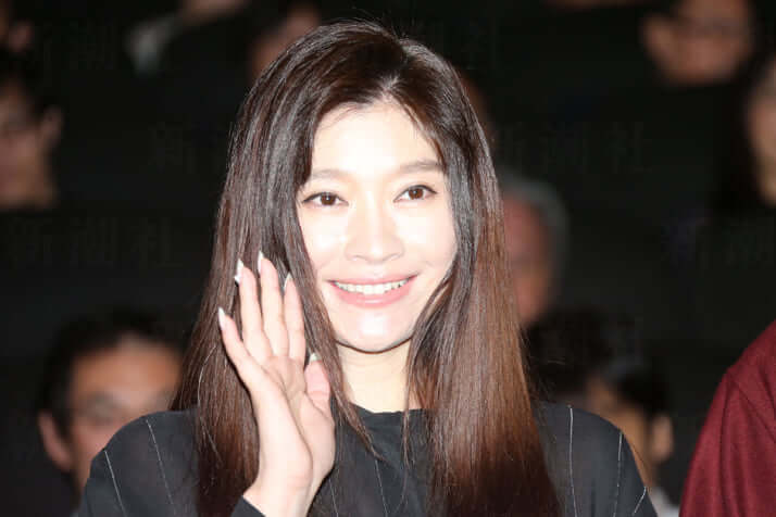 篠原涼子、鈴木保奈美が離婚…なぜ彼女たちの“略奪婚”は上手くいかなかったのか? | デイリー新潮