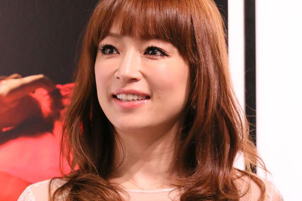 浜崎あゆみ 意識不明で緊急搬送…ステージに立ち続けた“産休なき”奮闘2年 | 女性自身