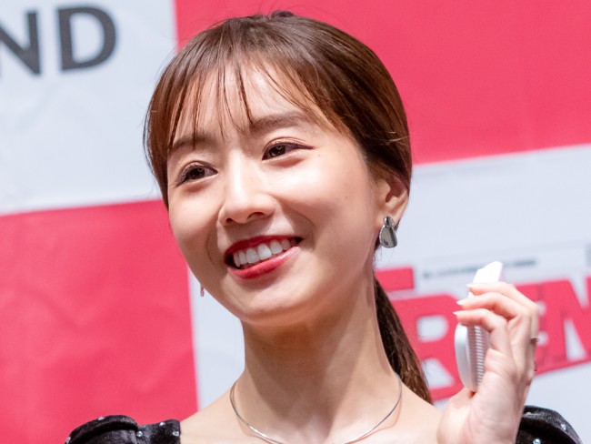 田中みな実、子どものような表情がかわいい ヘアカット中ショット公開 /2020年11月18日 - エンタメ - ニュース - クランクイン!