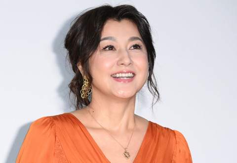 藤原紀香:美スタイル際立つ深いVネックワンピ 透け感×ヘアスタイルで軽やかに - 毎日キレイ