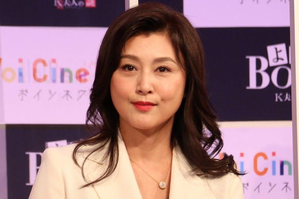 藤原紀香:深Vネックで美肌見せ 白パンツスーツで大人の魅力 - 毎日キレイ