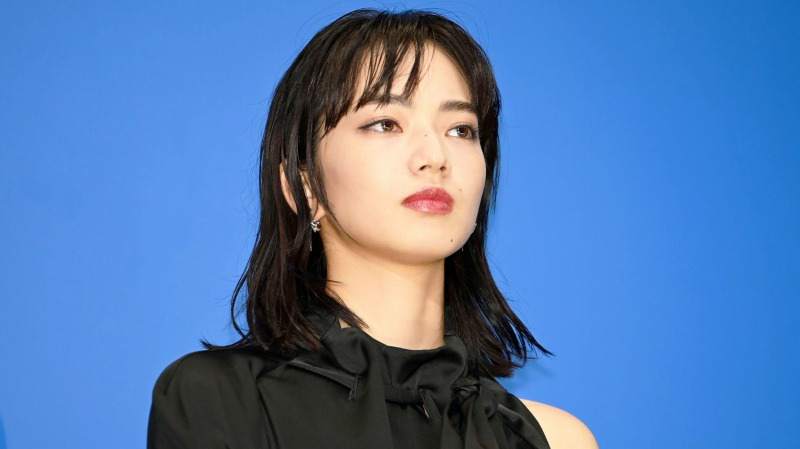 小松菜奈:すらり腕出し…ワンショル黒ワンピでスタイリッシュに - 毎日キレイ