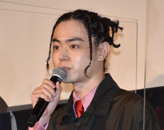 菅田将暉、斬新なドレッドヘア披露「かわいすぎん!!!」「どんな髪型も似合う」の声:中日新聞Web
