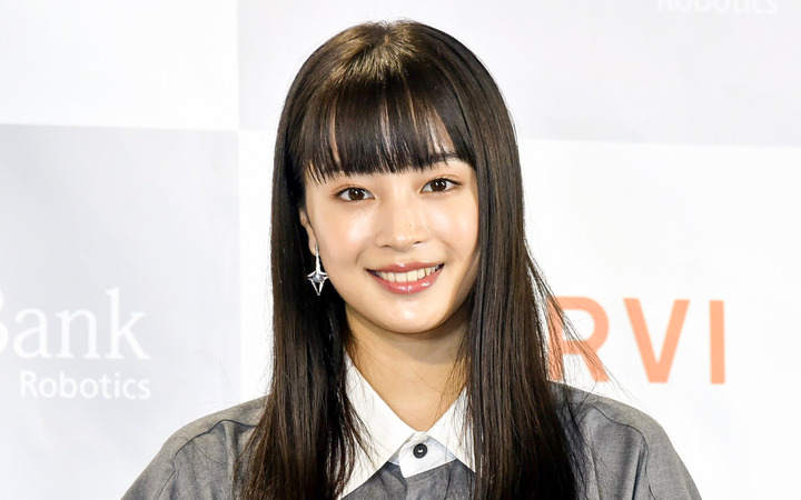 広瀬すず:プリーツスカートにシャツワンピを重ね着? 小物で辛口カジュアルに - 毎日キレイ