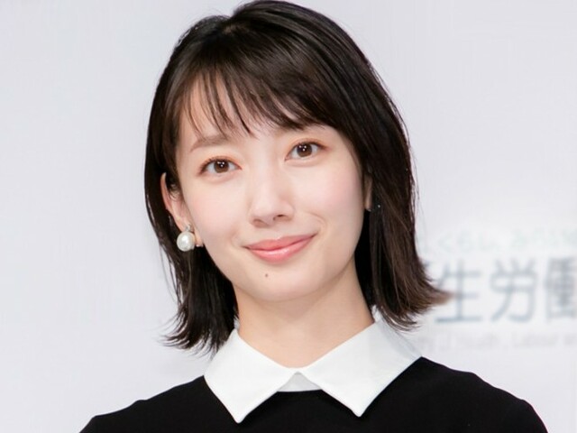 波瑠、清楚な制服姿でもぐもぐタイム 「可愛すぎる」「JK似合ってる」 (クランクイン!) - Yahoo!ニュース