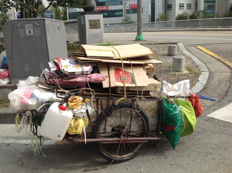 폐지줍은 노인들을 위한 배려 - 리어카의 변신 : 네이버 블로그