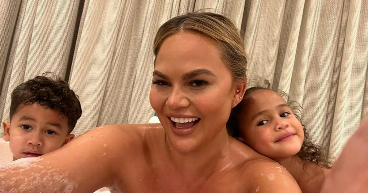 t1 1 2.jpg - "Taking A Bath With Your Kids Is NOT Normal"- Chrissy Teigen BLASTED After Posting 'Soapy' Selfie