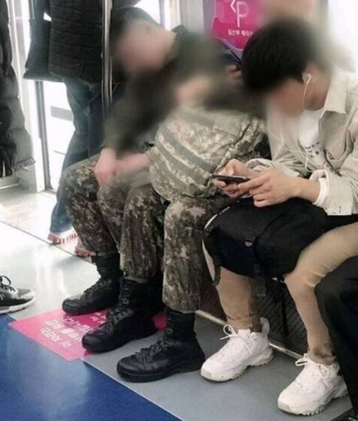 너무 피곤해 지하철 '임산부석' 앉아 잤다가 부대서 진술서 쓴 군인 일화 - 인사이트
