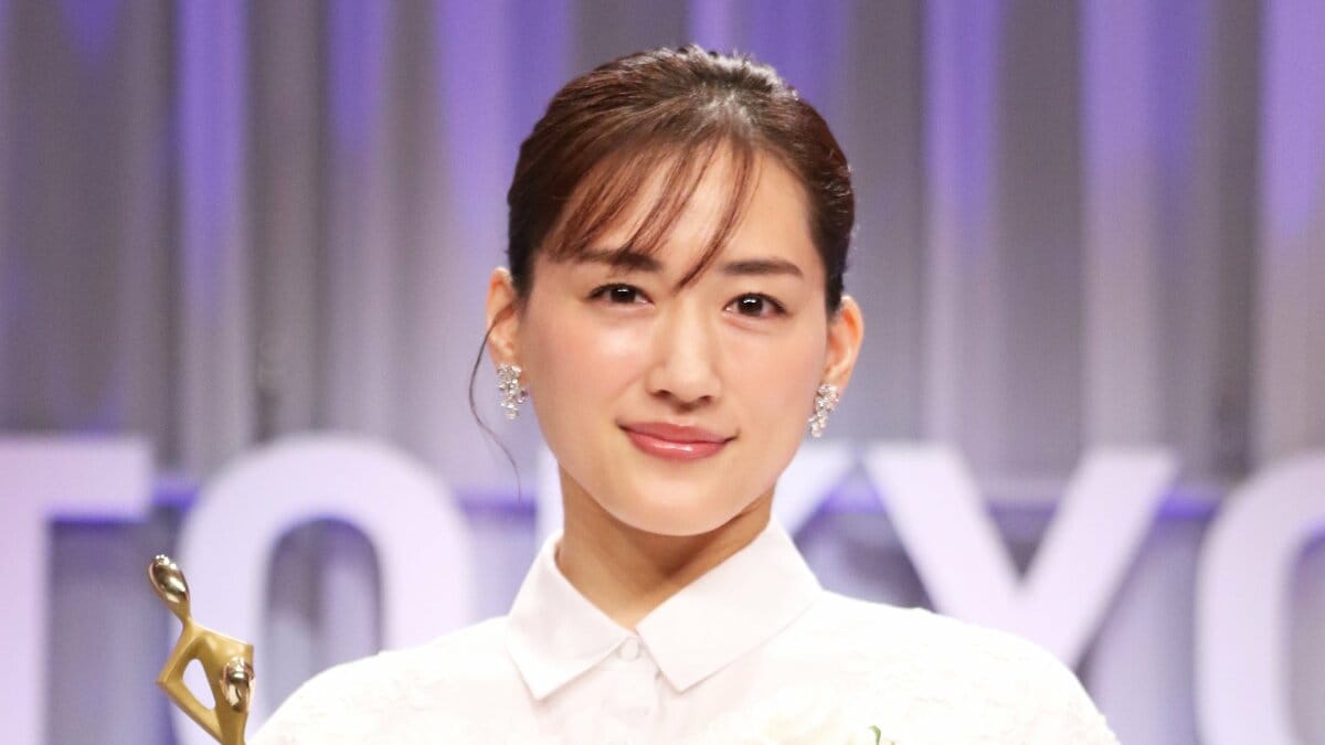 綾瀬はるか“コロナ復帰”後初の公の場 純白ワンピース姿でトロフィーを手に笑顔