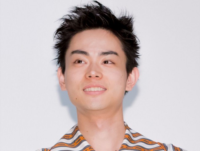 アフロヘアの菅田将暉、エプロン姿でカレーをつくるショットに反響 「可愛すぎます」/2021年9月7日 - エンタメ - ニュース -