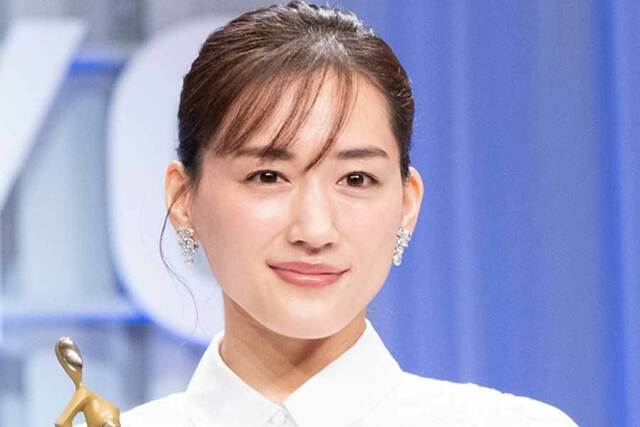 綾瀬はるか、虎ポーズの“激かわショット”にファン歓喜「ポーズも表情もお茶目でかわいい」(ENCOUNT) - Yahoo!ニュース