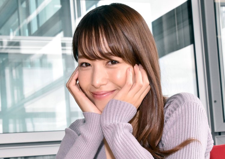 鷲見玲奈、ラグビーウェア姿に反響「見惚れてノックオン」「マネージャーして」 | ORICON NEWS