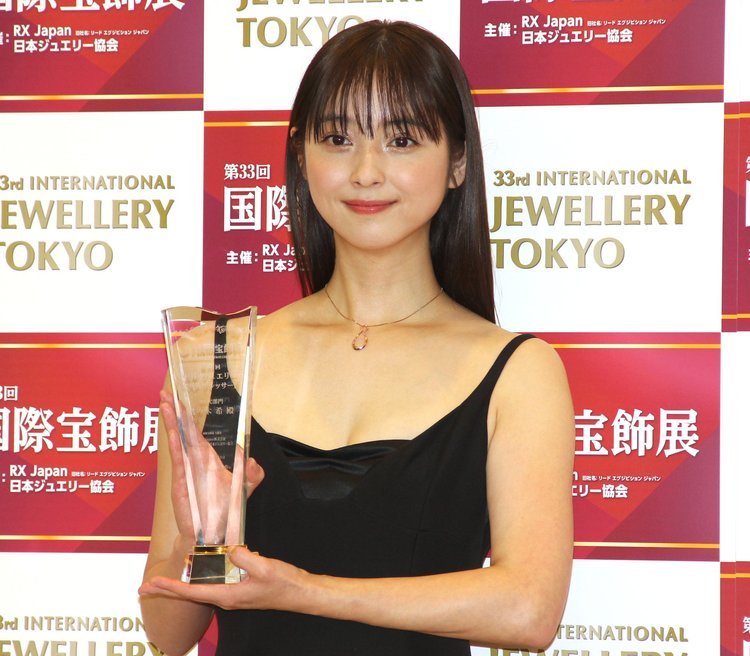 佐々木希、夫・渡部についての質問に「答えちゃいけないって言われて...」 笑顔で返答 Hachibachi