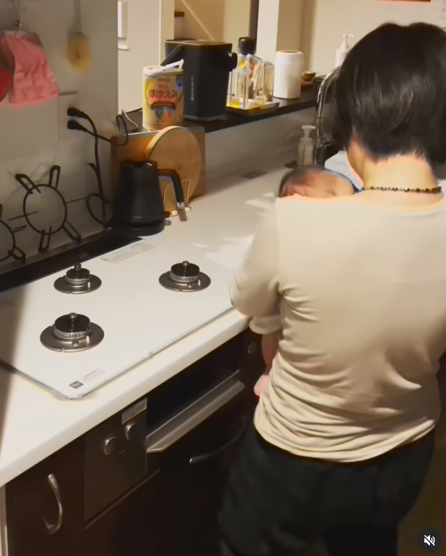 イモトアヤコ、SNSに投稿した“子育て動画”にネット上も総ツッコミ...！「危なすぎる」「赤ちゃんの首が