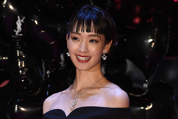 剛力彩芽 超ハイテンション、駅で突然ダンス…新恋人・丘山晴己の“宇宙人”ぶりが話題 | 女性自身