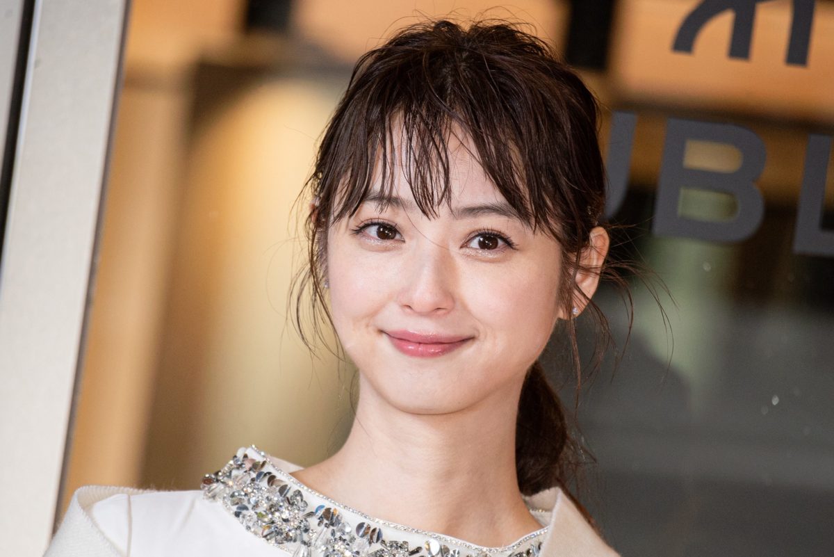 佐々木希、激しさ増す雨風の中でもニッコリ笑顔 「2022年もハッピーに!」 – Sirabee