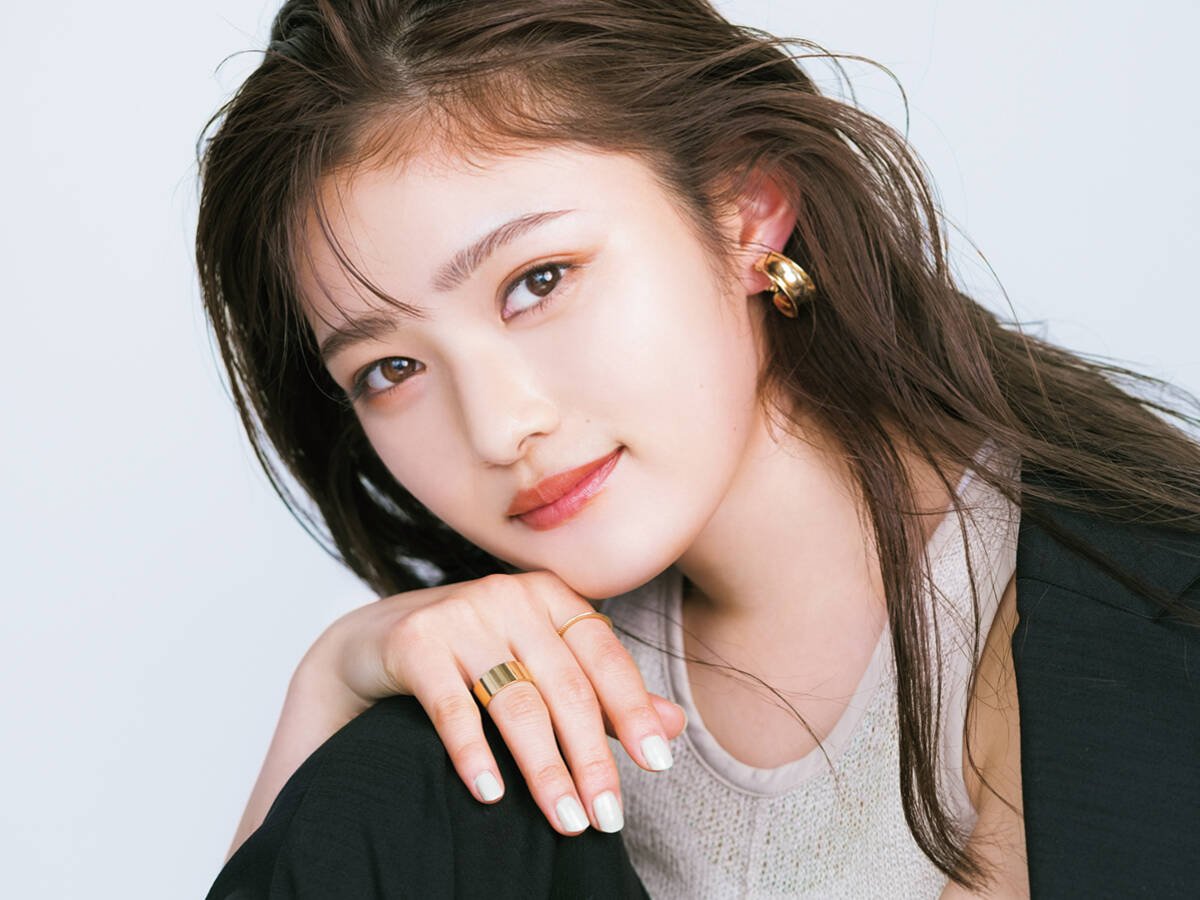 井上咲楽「ゲジ眉&二つ団子もきれいめもどっちも嘘のない私」トレードマークの“太眉”を手放して気づいたこととは #おしゃれOLさんのスキルアップ - with online - 講談社公式 - | 恋も仕事もわたしらしく