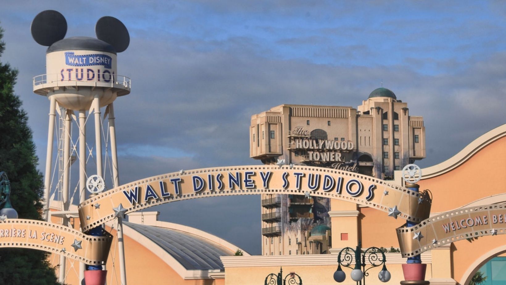 Disney studio. Walt Disney Studios Park Диснейленд. Уолт Дисней Студиос. Студия Уолта Диснея. Студия «the Walt Disney Company» Лос Анжелес.