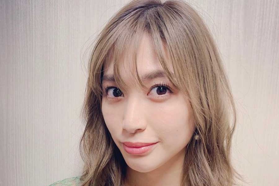 大島麻衣、バックボタンデザインのニット姿に「似合い過ぎてフリーズした」の声 | 