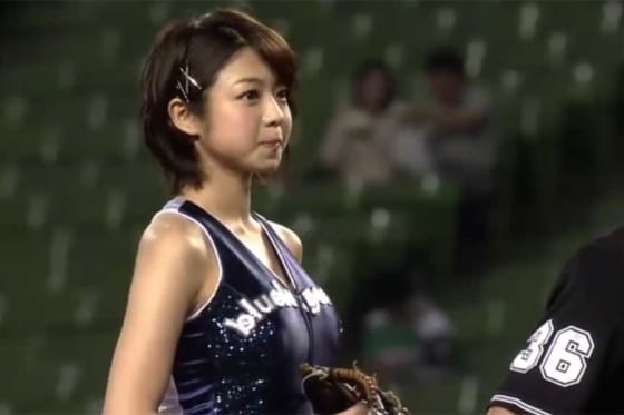 始球式名場面】西武のチアに変身! 大暴投も笑顔でカバー、中村静香さんの豪快始球式 | Full-Count
