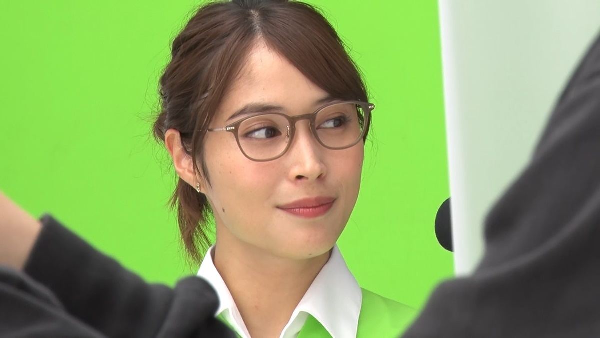 広瀬アリス、メガネで大人かわいい先生に 生徒役と1人2役に挑む新CM | マイナビニュース