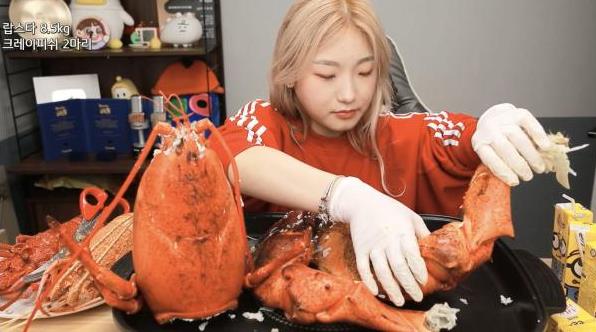 BJ 히밥, 100만 기념 초대형 랍스터 먹방 "케이크 기대했는데…" | 네이트 연예