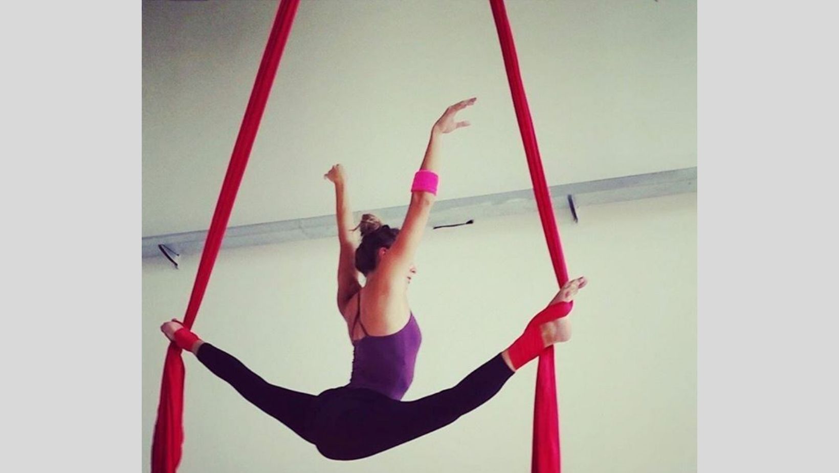 Mine split. Chaoseum вокалист. Brain split игра. Игра на андроид brain. Middle splits stretching.