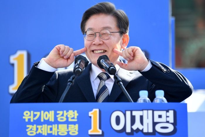 이재명 여초카페 '여시' 인증에…남초커뮤 분노 "최악, 거긴 아니지"