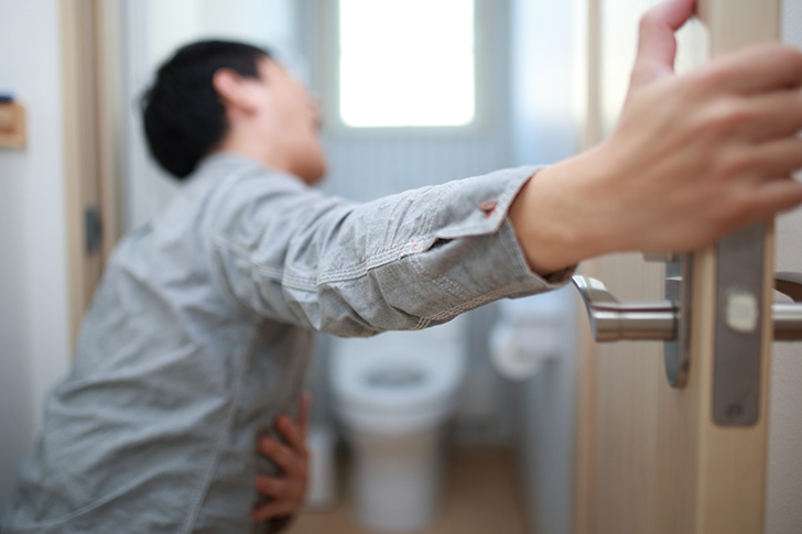 お酒を飲みすぎるとお腹をくだす人へ。二日酔いと下痢の関係とその対処法