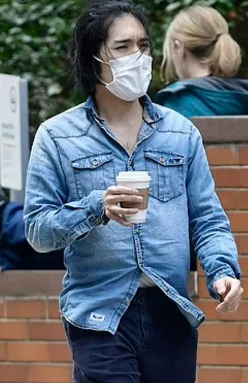 画像・写真】小室圭さんの近影に衝撃！素肌にデニムシャツで“胸毛見せ”ファッションと“ポニテ頭” | ニュース概要 | 