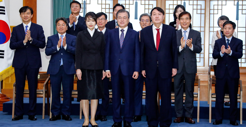 청와대 간 김건희, 문 대통령 앞에서 