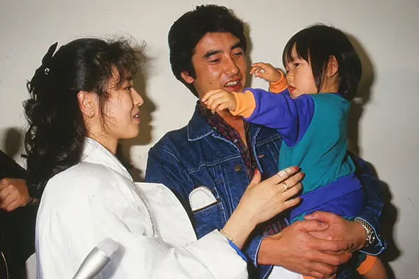 聖子と沙也加さんが三輪車特訓、神田正輝が綱引き…35年間にあった家族の団らん | 女性自身