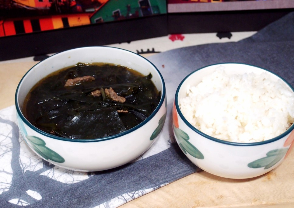 생일음식 #소고기미역국만들기 #국거리용소고기를 넣고 생일상 국으로 끓여낸 소고기미역국!!