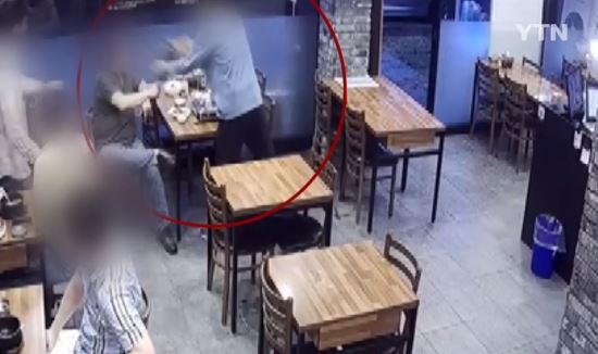 김 나는 전골 얼굴에 부은 남성…뜨거워 펄쩍 뛰는 피해자-국민일보