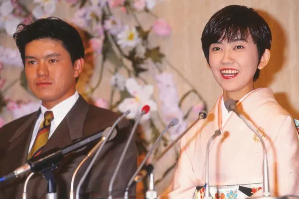 眞子さま&小室さんと対照的…百恵さん&友和、唐沢&山口智子らの幸せ結婚会見現場(2ページ目) | 女性自身