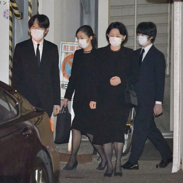 写真】小室眞子さん、祖父・川嶋辰彦さん葬儀に参列 夫と寄り添いお別れの日｜NEWSポストセブン - Part 2