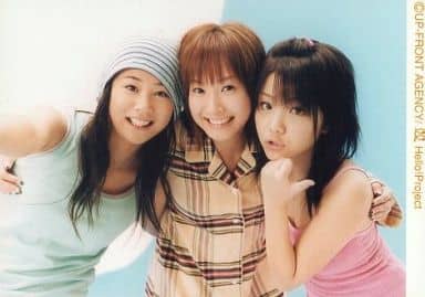 駿河屋 -<中古>モーニング娘。/新垣里沙・藤本美貴・田中れいな/横型・上半身・肩抱き・左手グー・背景白水色/公式生写真(女性生写真)