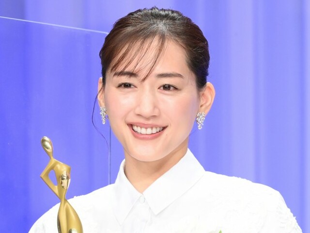 綾瀬はるか、和服姿で“寅年”ポーズ 激かわな新年のあいさつショットに反響(クランクイン!) - Yahoo!ニュース