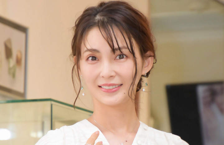 押切もえ：ふんわりワンピで品良く美脚見せ トレンド感ある白コーデ 自身デザインのジュエリーも - 毎日キレイ